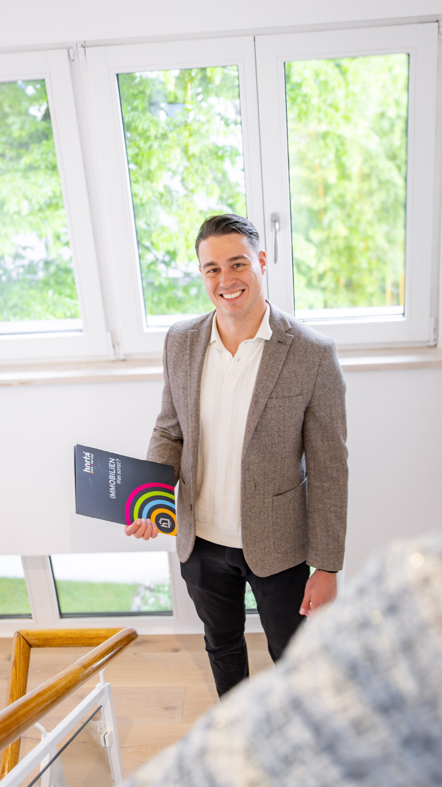 Immobilienmakler bei Besichtigung