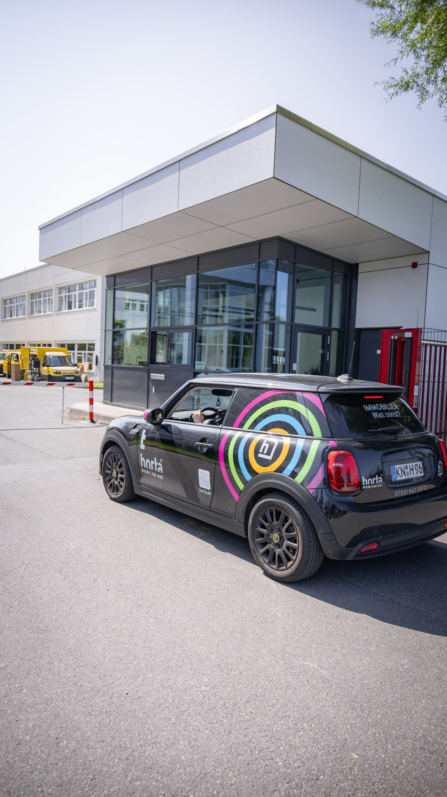 horta Auto steht vor Business Park Pforte