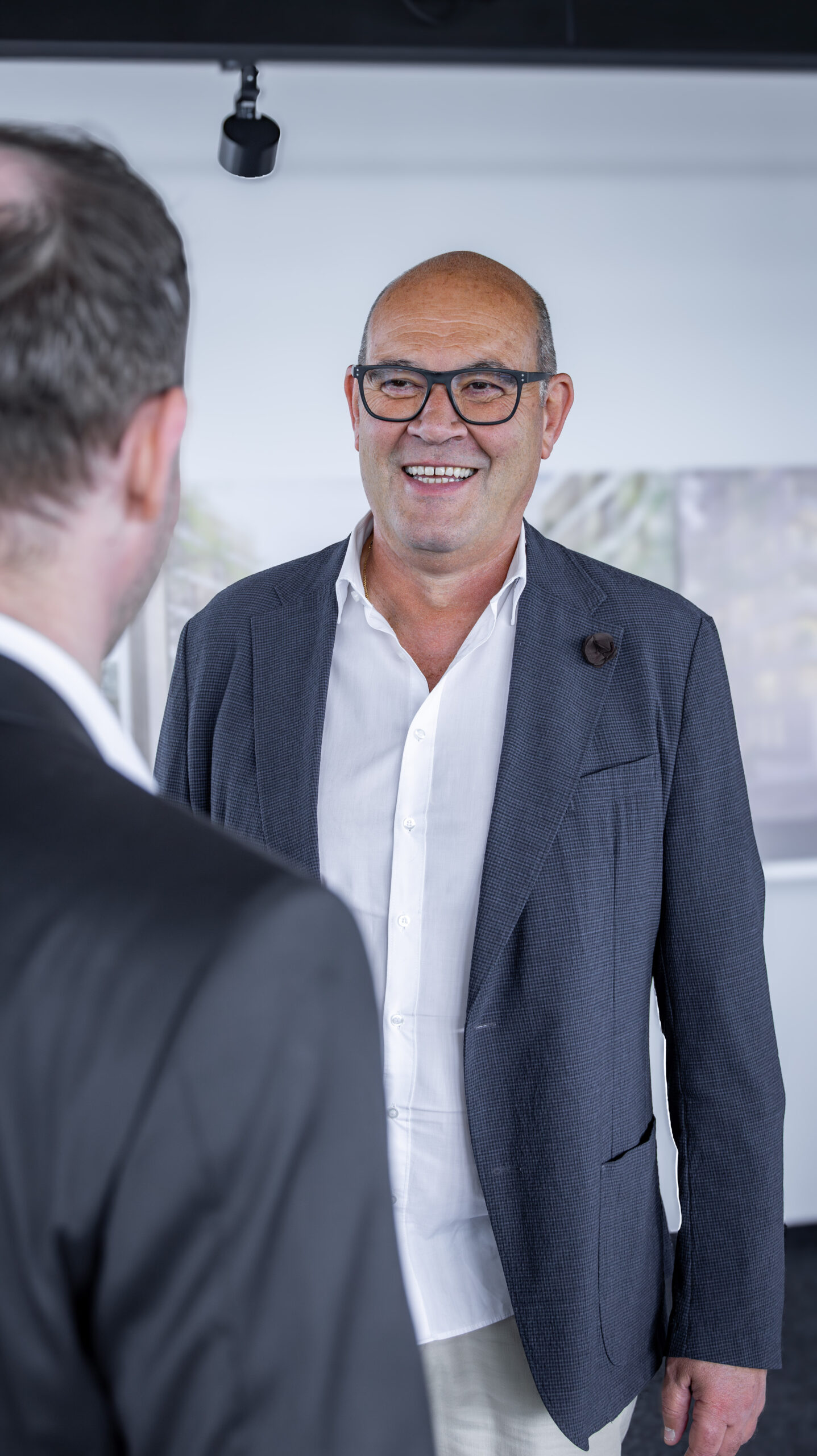 Carlos Horta im Gespräch (lächelnd)