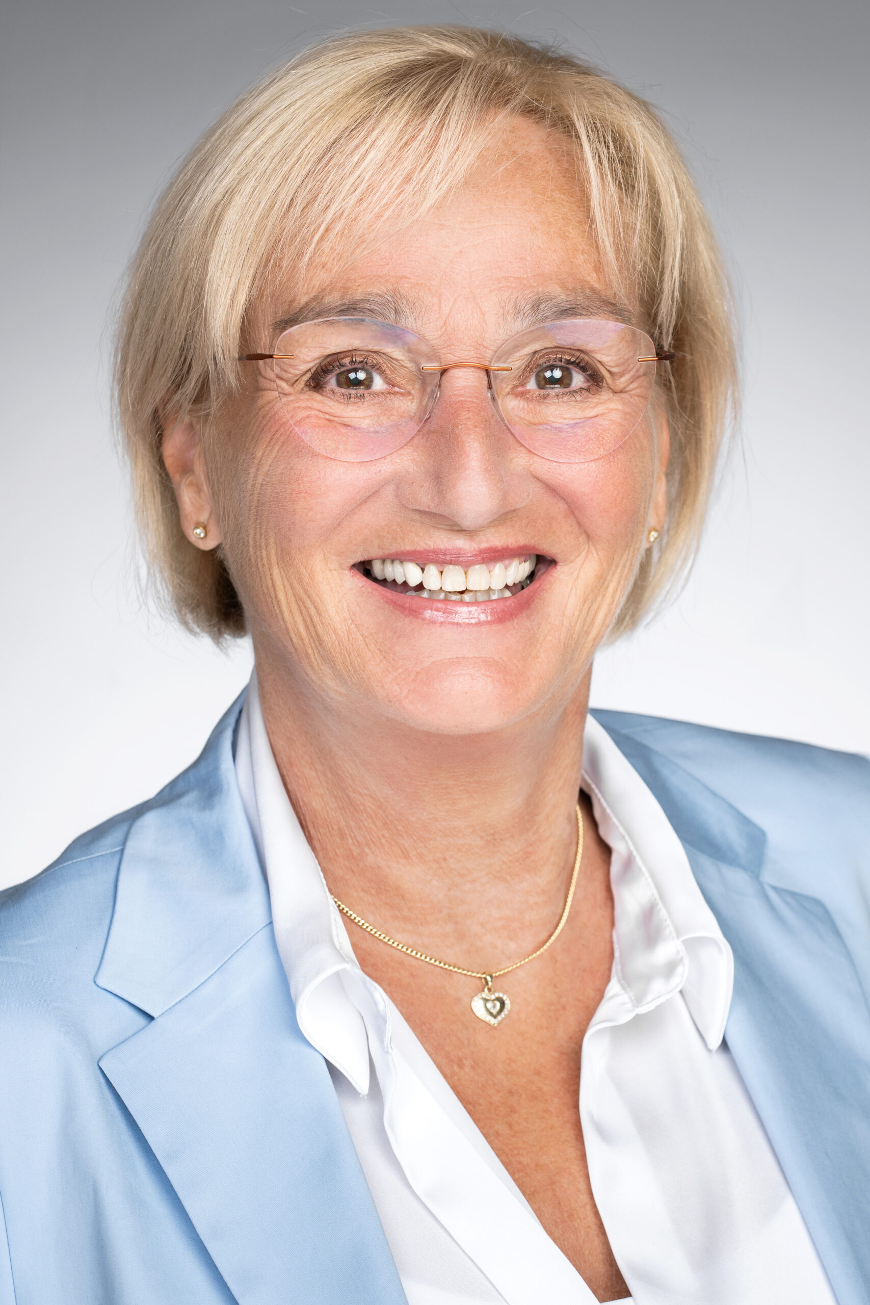 Minika Horta, Geschäftsführung